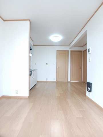 エレガンス弐番館の居間・リビング