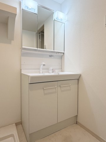 MAISON SOLEILの洗面所|３面鏡の洗面化粧台