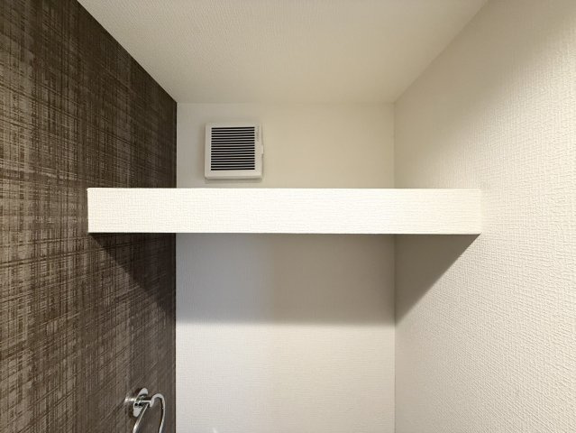 MAISON SOLEILのトイレ|トイレの上に便利な棚もついています