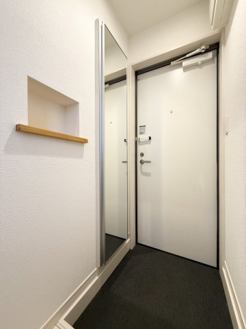 MAISON SOLEILの玄関|シューズBOXの扉は鏡になっています