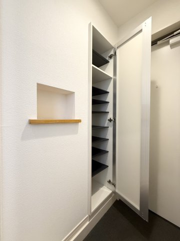 MAISON SOLEILの収納|シューズがたっぷり収納できます。壁にはおしゃれな小棚付き