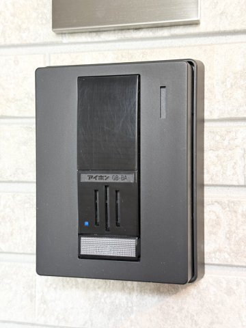MAISON SOLEILのセキュリティ|206号の玄関前にもテレビドアホンが付いています