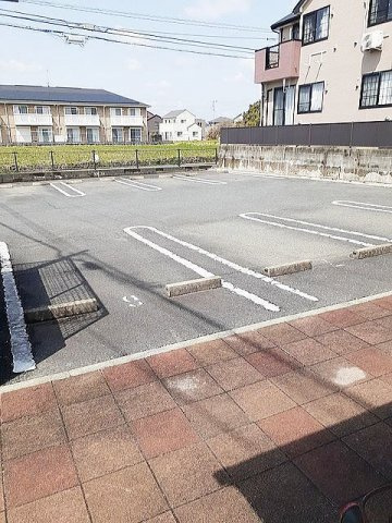 エレガンス弐番館の駐車場