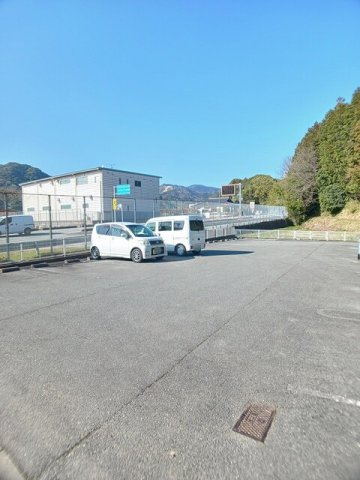 パレス　ブルー・マウンテンＢの駐車場