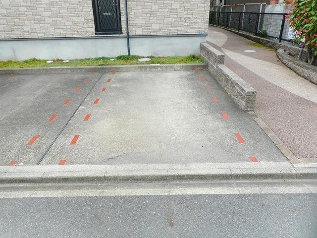 シューネスの駐車場