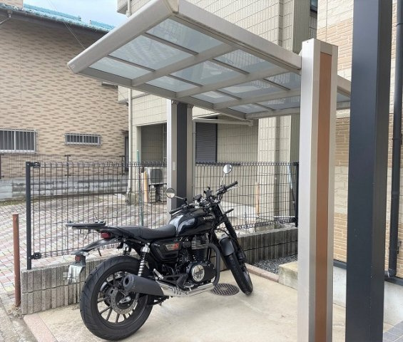 レオパレスリトルマウンティンⅢのその他|屋根付き駐輪場