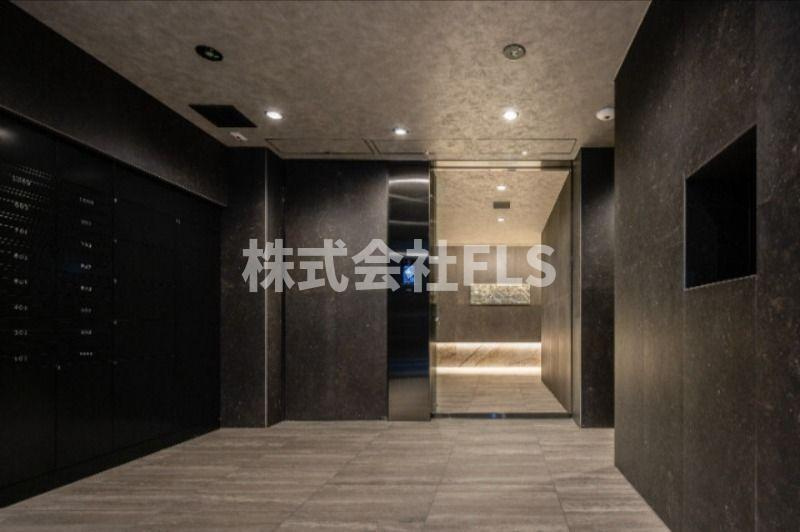 中央区新富２丁目の賃貸マンションのエントランス