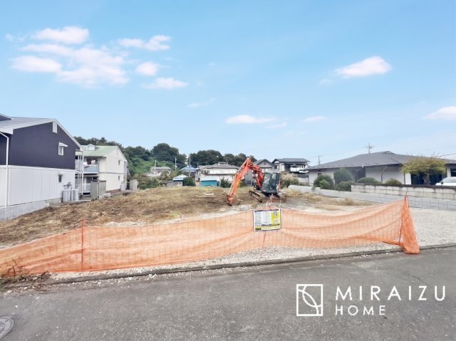 【前面道路含む現地写真】 | お車の運転に自信のない方でも安心かなと思います。とても解放感があり、日当たりも気持ちよさそうです。