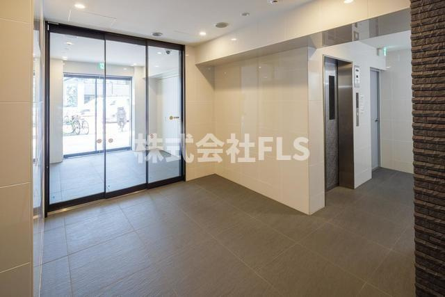 中央区新川１丁目の賃貸マンションのエントランス
