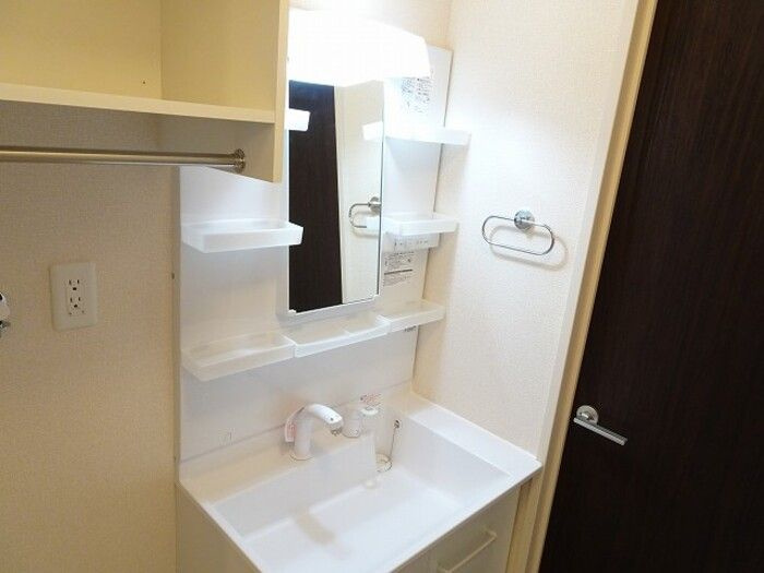 グランマーレ　Qの洗面所|明るい洗面所です
