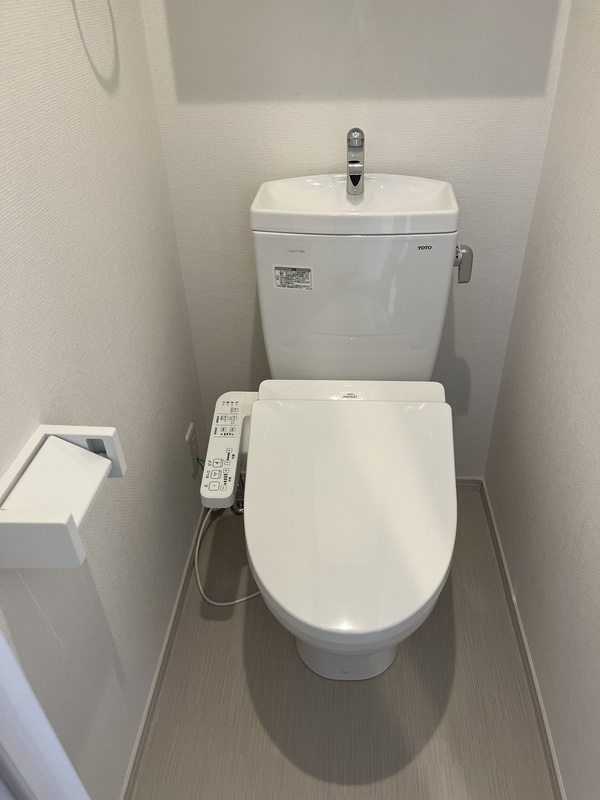 ヴィラ西新井のトイレ|落ち着いた色調のトイレです