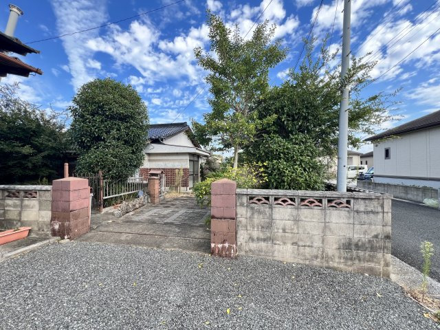 田川郡香春町　中古平屋建ての前面道路含む現地写真