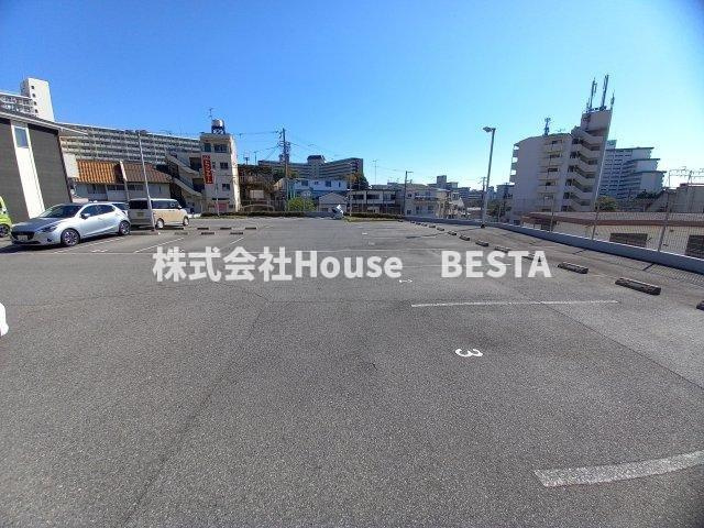 ラフィーネ神戸North Wingの駐車場