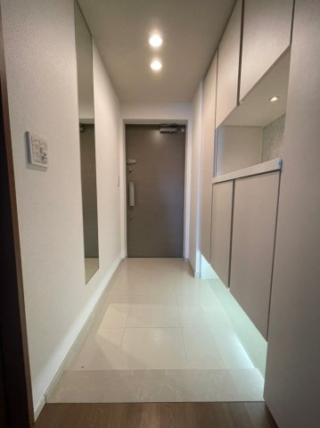 ローレルアイ堀江の玄関