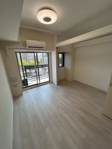 ソルテラスKOBE湊町の居間・リビング|こちらのリビングで趣味の時間をお楽しみください