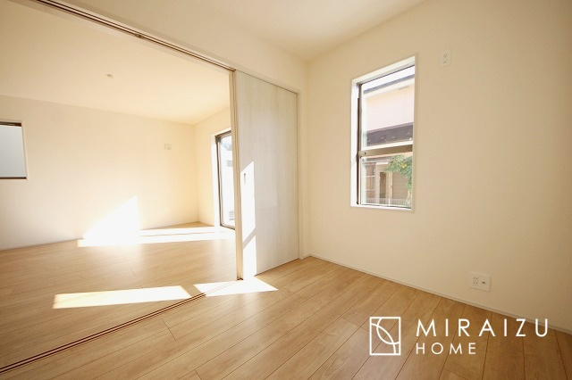 【子供部屋】 | お子様のお部屋にも主寝室にも使えますね。窓が二面についていますので採光もばっちり、空気の入れ替えもOK！自分のお部屋を持ちたいお子様の夢を叶えます！