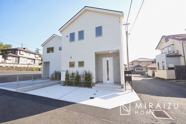 【外観】 | 青く澄み渡った綺麗な空と、陽の光をたっぷりと受ける、そんな新築住宅で新生活をスタートしてみませんか？見学・ご相談等、ミライズホーム(株)までお気軽にご連絡下さい。