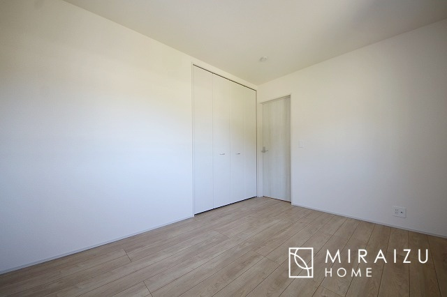 【子供部屋】 | 床のフローリングもオシャレな洋室が嬉しいです。独立性のある住宅ですので、各居室それぞれ、テイストの違うお部屋インテリア造りをしても面白いかもしれませんね！