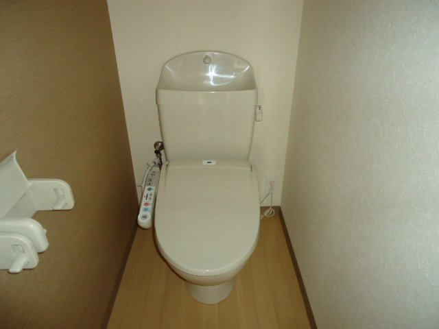 フルハウスBのトイレ|シャワー付トイレ