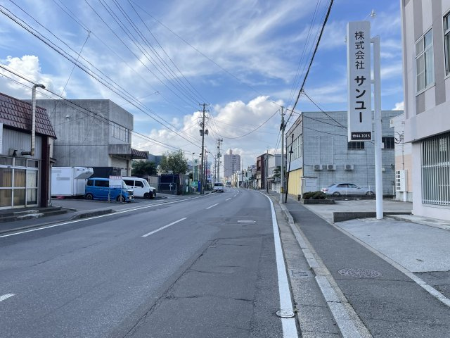 八戸市小中野5丁目の前面道路含む現地写真