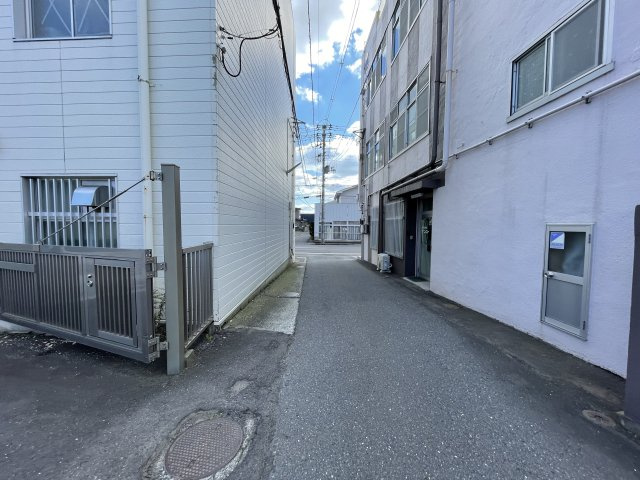 八戸市小中野5丁目の前面道路含む現地写真