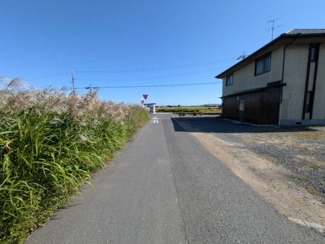 岡山市中区桑野 土地の前面道路含む現地写真|◆北側前面道路の幅員は3.3ｍです（※要セットバック）。