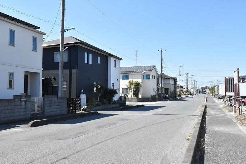 伊奈町西小針２丁目　中古一戸建ての前面道路含む現地写真|歩道のある広い通り沿いですが、交通量は少なめです。