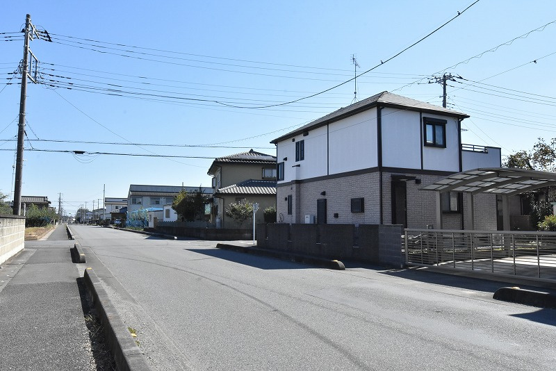 伊奈町西小針２丁目　中古一戸建ての前面道路含む現地写真