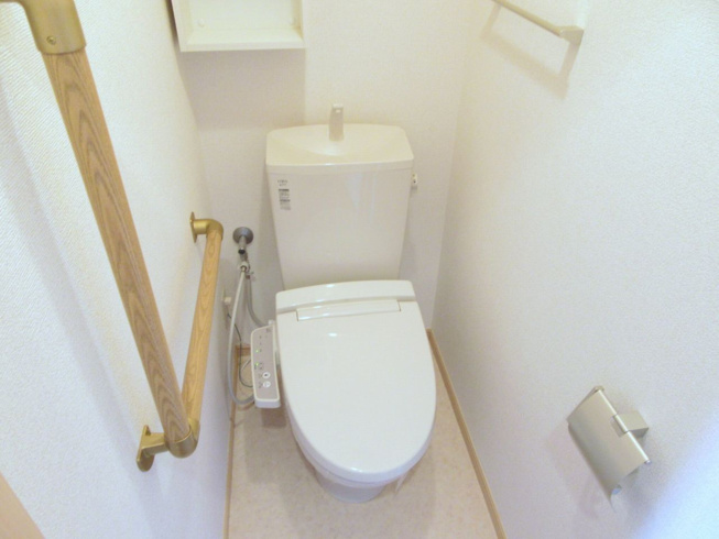温水洗浄便座付きのトイレです♪