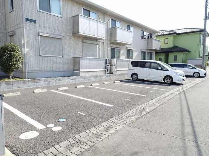 アベニールの駐車場
