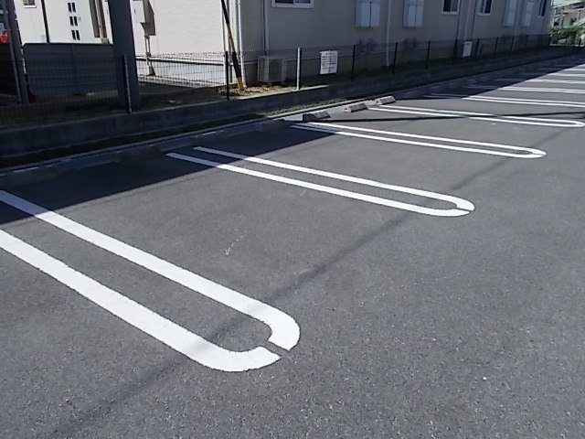 コートフリージアＡの駐車場