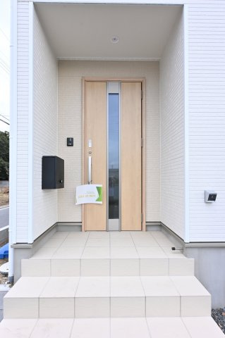【玄関】 | 大泉町寄木戸第17　クレイドルガーデン | 木目調のドアがお洒落な玄関はオートロック付きで安心です♪