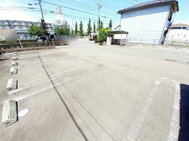 メゾンソフトピアの駐車場