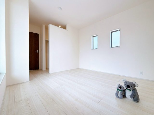 【洋室】 | 高崎市箕郷町上芝　新築住宅 | さまざまにカスタマイズしていただけるシンプルなデザインの内装。ご自身で素敵な空間を創り上げられます。