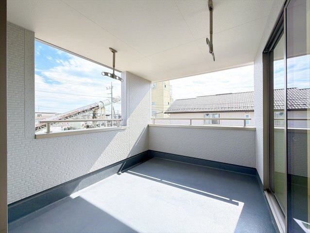 【バルコニー】 | 高崎市箕郷町上芝　新築住宅 | 日当たりの良いバルコニーで毎日の暮らしに明るさとゆとりを。洗濯物もよく乾き、季節の移ろいを感じながら過ごせます。