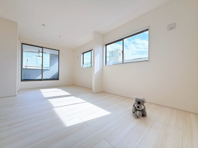 【洋室】 | 高崎市箕郷町上芝　新築住宅 | さまざまにカスタマイズしていただけるシンプルなデザインの内装。ご自身で素敵な空間を創り上げられます。