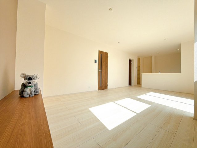 【居間・リビング】 | 高崎市箕郷町上芝　新築住宅 | 窓から差し込む陽光がリビングでくつろぐ家族を暖かく包み込みます。光溢れる空間で子育てする喜び。生活の中心となるLDKで贅沢な時間を家族とお過ごしください。