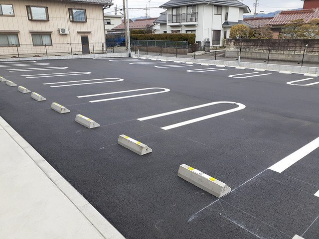 アロッジオ　Ⅲ番館の駐車場