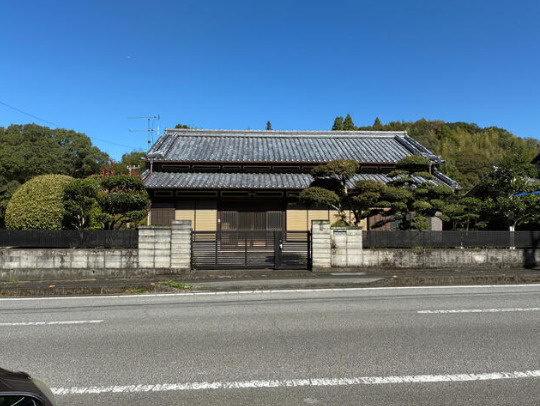 香南市香我美町上分の中古一戸建の外観|瓦屋根と趣のある門構えが印象的な和風住宅。庭木の緑が住まいに彩りを添えています。