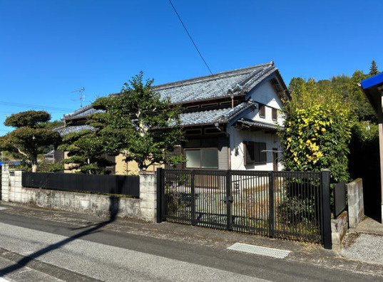 香南市香我美町上分の中古一戸建の前面道路含む現地写真|門扉の先に広がる植栽豊かな庭。四季の移ろいを身近に感じながら暮らせる住まいです。