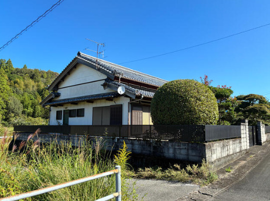 香南市香我美町上分の中古一戸建の前面道路含む現地写真|白壁と瓦屋根が調和する落ち着いた外観。和の風情を感じる住まいをお探しの方におすすめです。