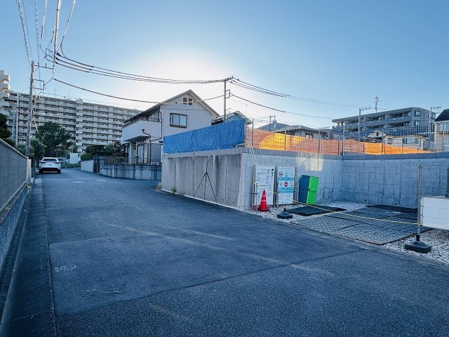 八王子市　みなみ野　新築一戸建て　１期の前面道路含む現地写真|～南東6ｍ道路につき陽当たり良好、駐車もしやすいです～