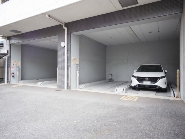 ゼファー東大阪の駐車場