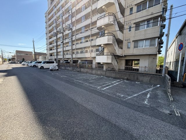 アルビヨン錦の駐車場