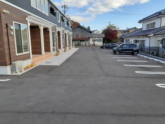 グランシャリオ和の駐車場