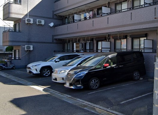 ナウエール行徳の駐車場