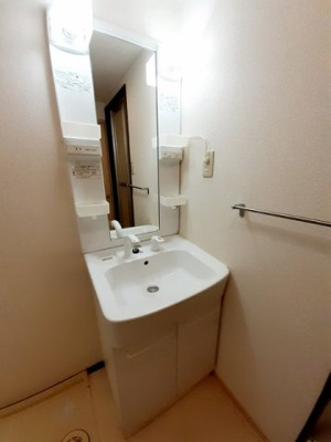 【洗面所】 | ディアコートＫ | 明るい洗面所です