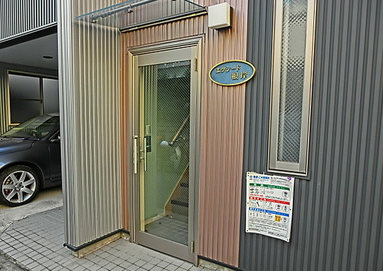 エクシード根岸のエントランス