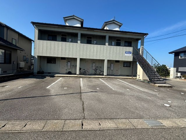 富山県下新川郡入善町　一棟アパートの駐車場