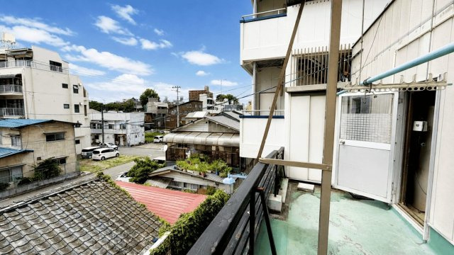 満室想定賃料 420万　想定利回り 72.4％　鉄骨造/陸屋根のバルコニー